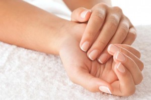 Hábitos que dañan las uñas, trucos para evitarlos 